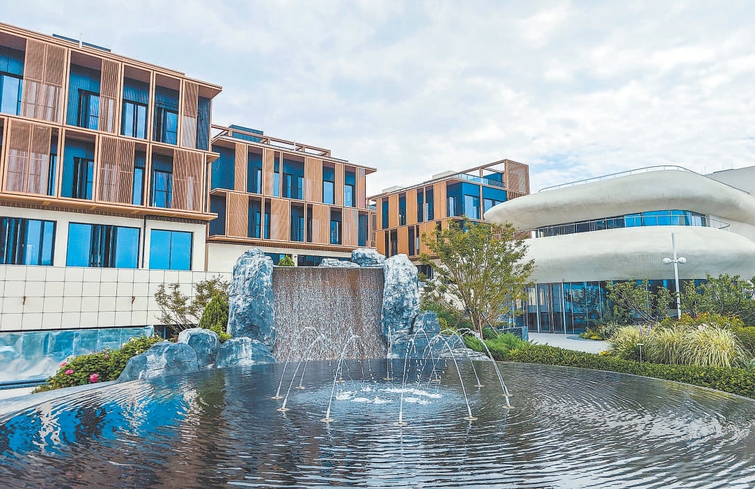 灣裏·汀雲小鎮噴泉綠植環繞，打造休閑度假街區。