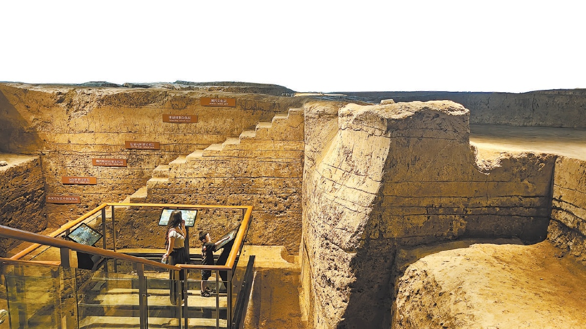 觀眾在路縣故城遺址博物館內沉浸式觀展。