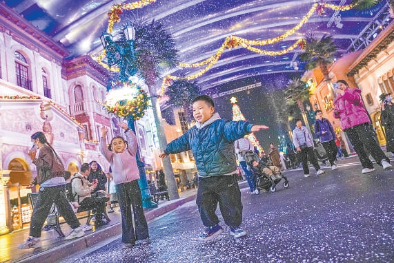 遊客在環球影城暢快遊玩。