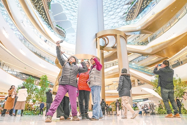 市民遊客打卡灣裏。