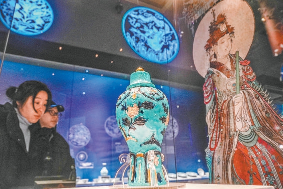 北京大運河博物館“向海而行——中國南海西北陸坡海域深海考古特展”展廳裏，遊客駐足參觀。