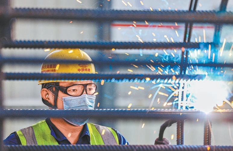 工人在進行鋼筋籠焊接。