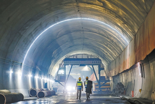 牛角胡隧道已突破1000米掘進大關，建設者實行“兩班倒”，24小時不停工，高質量推進建設。