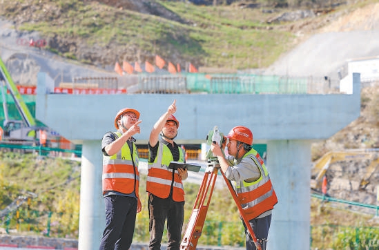 施工人員進行嚴格細致的測量。
