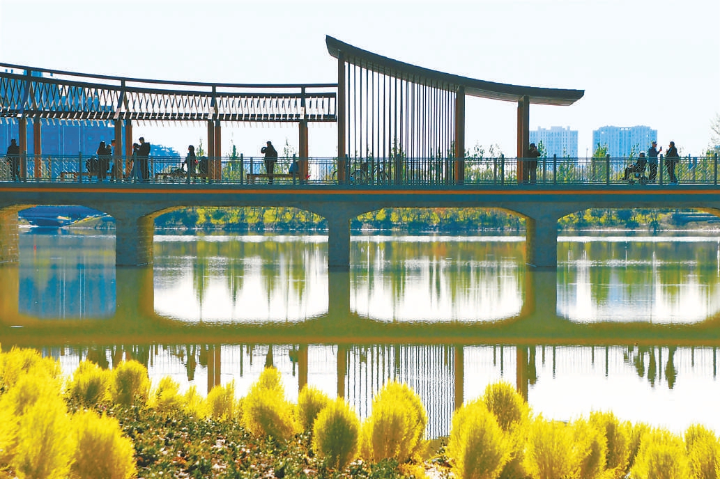 玉河濕地公園秋色繽紛、如詩如畫,市民遊客在湖心廊橋上遠眺秋景斑斕。 玉河濕地公園秋色繽紛、如詩如畫,市民遊客在湖心廊橋上遠眺秋景斑斕。