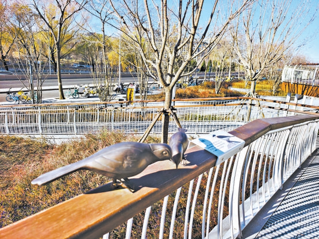 綠色廊道扶手上的“銅雀”裝置很吸睛。