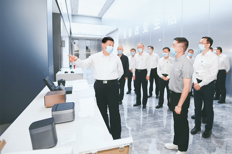 2022年6月8日，中共中央總書記、國家主席、中央軍委主席習近平在四川考察。這是6月8日下午，習近平在宜賓市極米光電有限公司考察，了解企業自主創新和產品研發銷售情況。