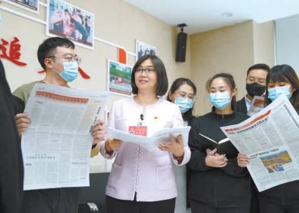 黨的二十大代表、北京市豐台區馬家堡街道時代風帆樓宇黨委書記韓青回到工作崗位宣講黨的二十大精神。