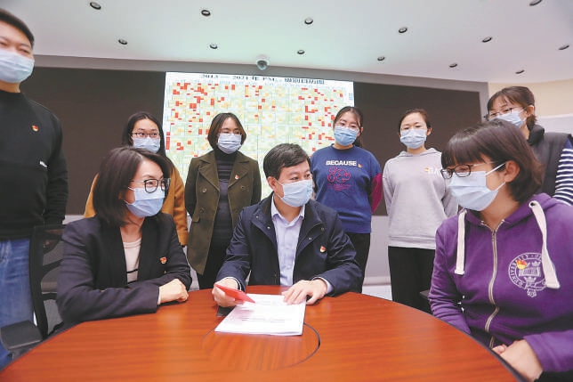 在北京市生態環境局，劉保獻（中）宣講黨的二十大精神。