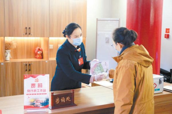 圖為黨的二十大代表、香山公園紅色文化講解員賈莉在黨代表工作站為遊客提供優質服務。 圖為黨的二十大代表、香山公園紅色文化講解員賈莉在黨代表工作站為遊客提供優質服務。