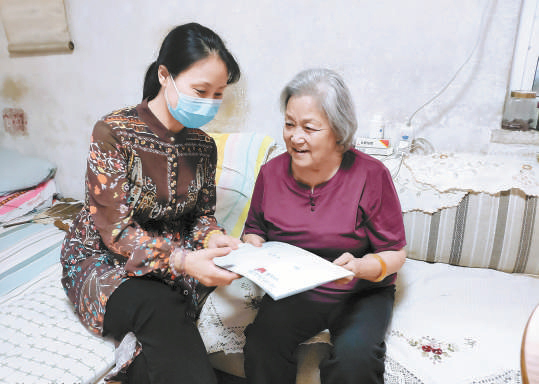 黨的二十大代表、北京市河北梆子劇團黨總支書記、團長王洪玲（左）慰問退休老藝術家。