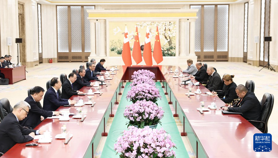 11月26日，國務院總理李強在北京人民大會堂會見湯加國王圖普六世。