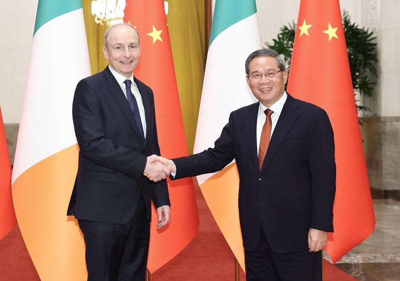 1月6日下午，國務院總理李強在北京人民大會堂同來華進行正式訪問的愛爾蘭總理馬丁舉行會談。